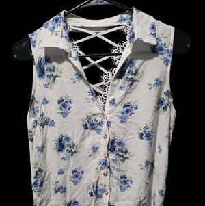 No Boundaries White Sleeveless Button-Front Camisole with Blue Floral Print